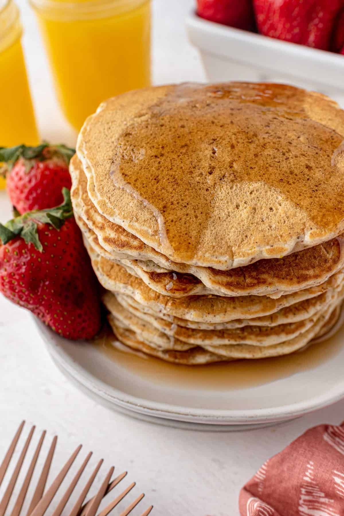 Pilha de panquecas com xarope.