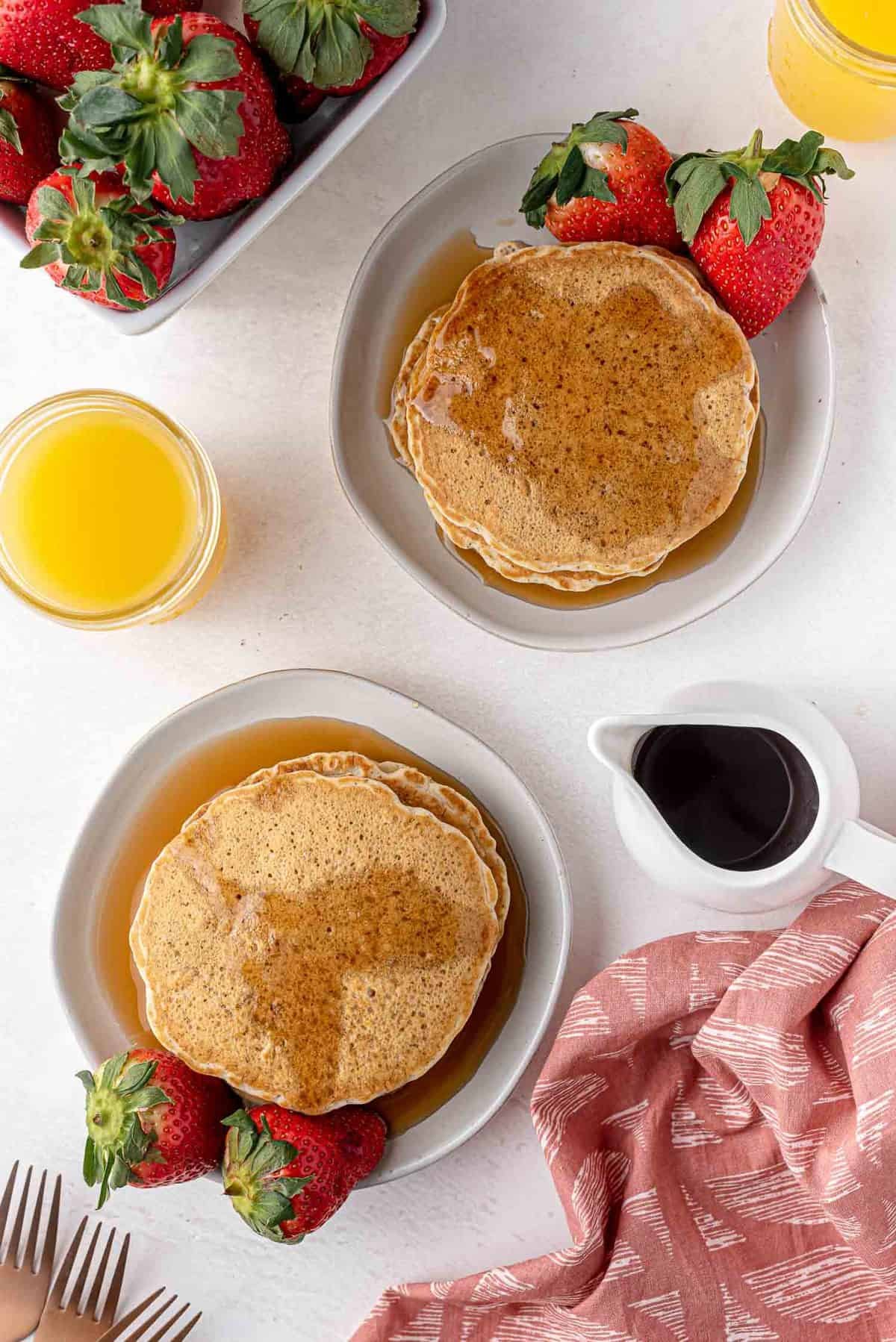 Visão aérea de duas pilhas de panquecas.