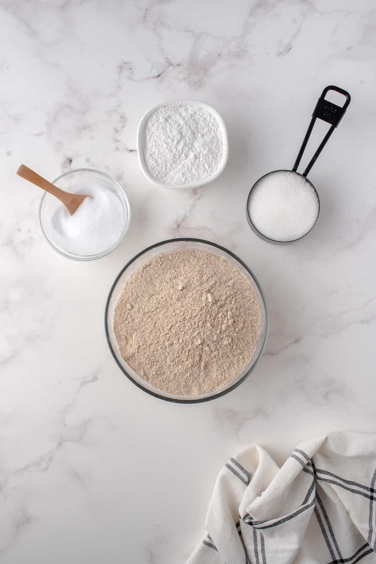 Ingredientes necessários para a receita, incluindo farinha de trigo integral.