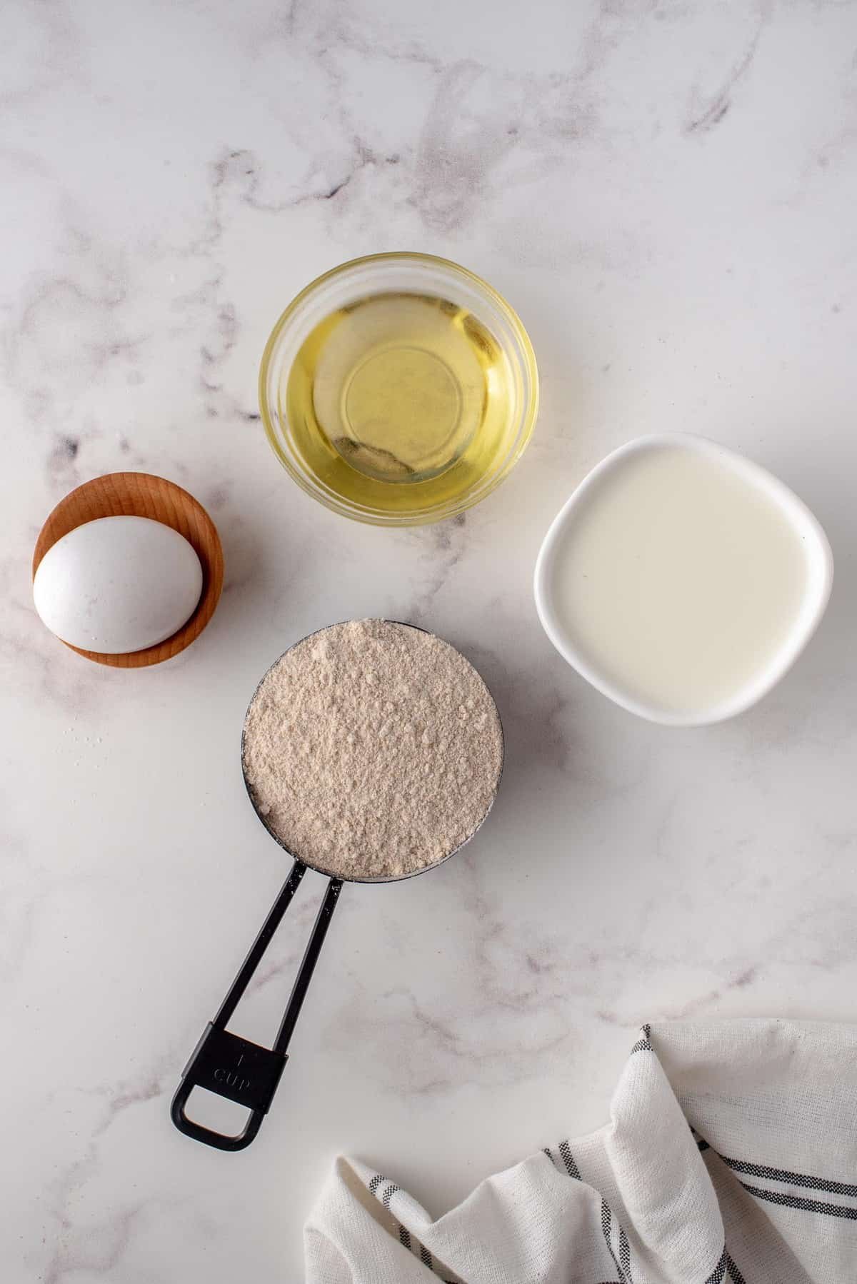 Ingredientes necessários para a receita, incluindo a mistura de panquecas.