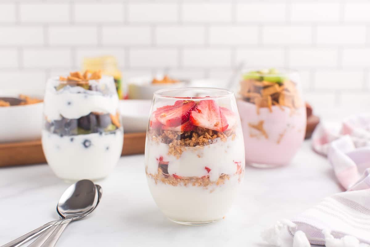 Parfait com iogurte, morangos e granola.