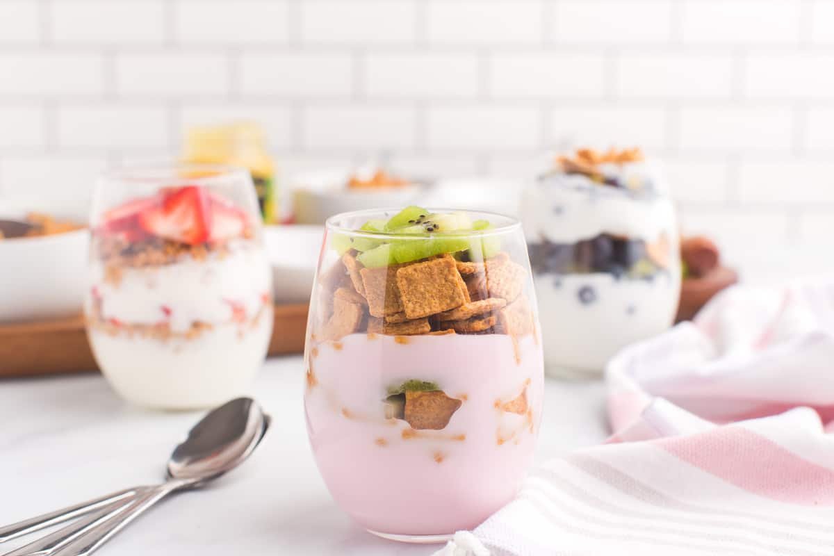 Parfait de iogurte de morango com cereais Golden Grahams.