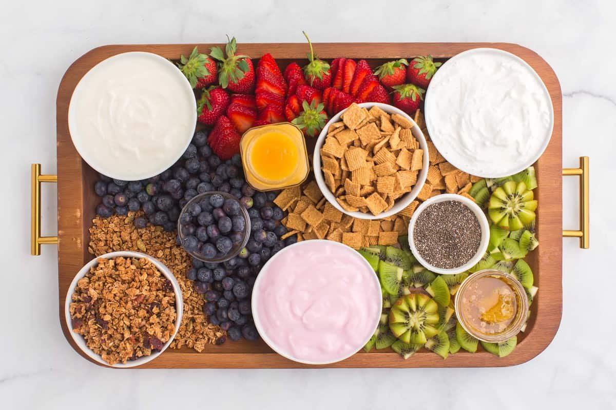 Tigela de parfait de iogurte sem colheres.