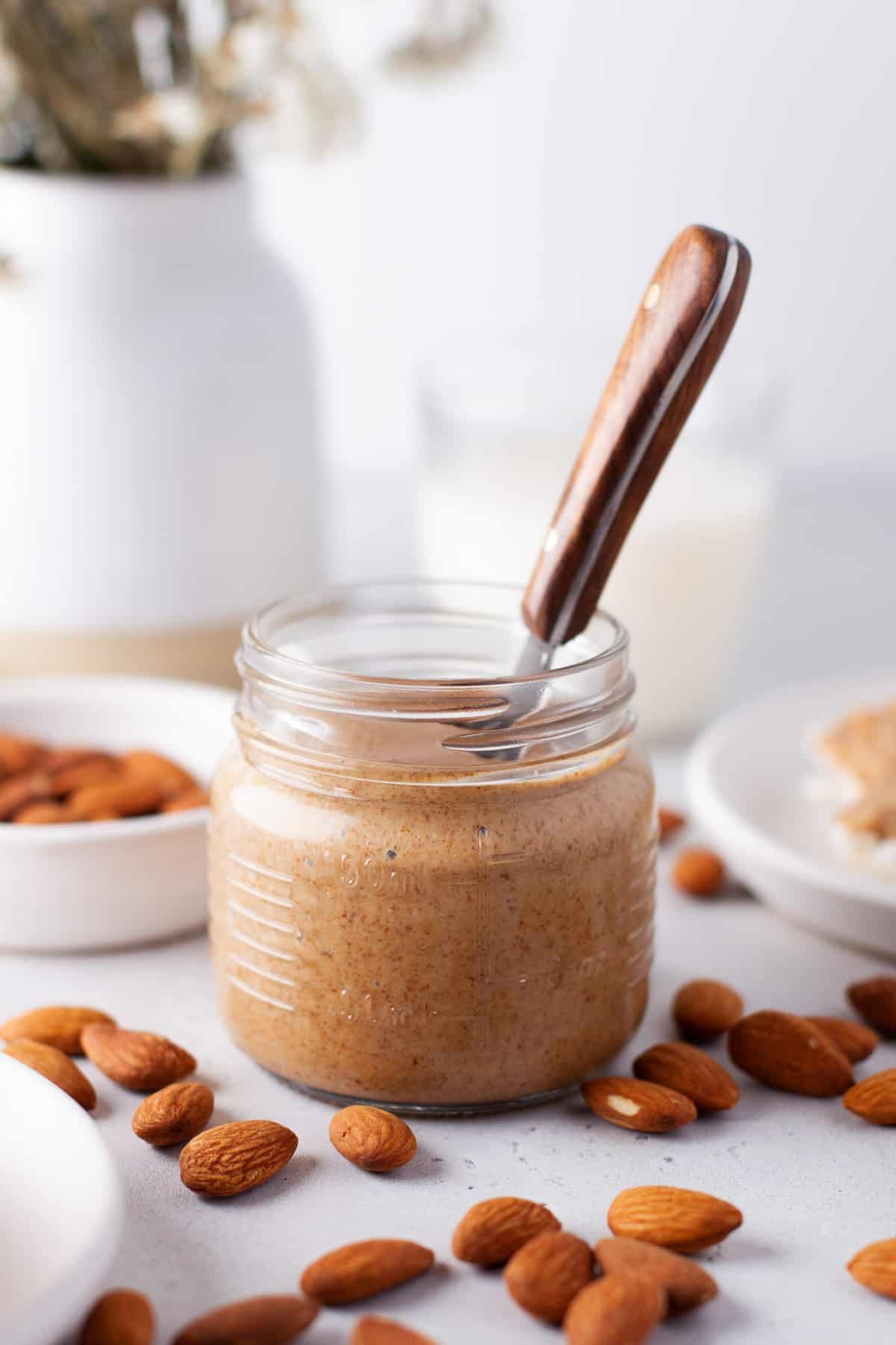 Manteiga de amêndoa em um pote.