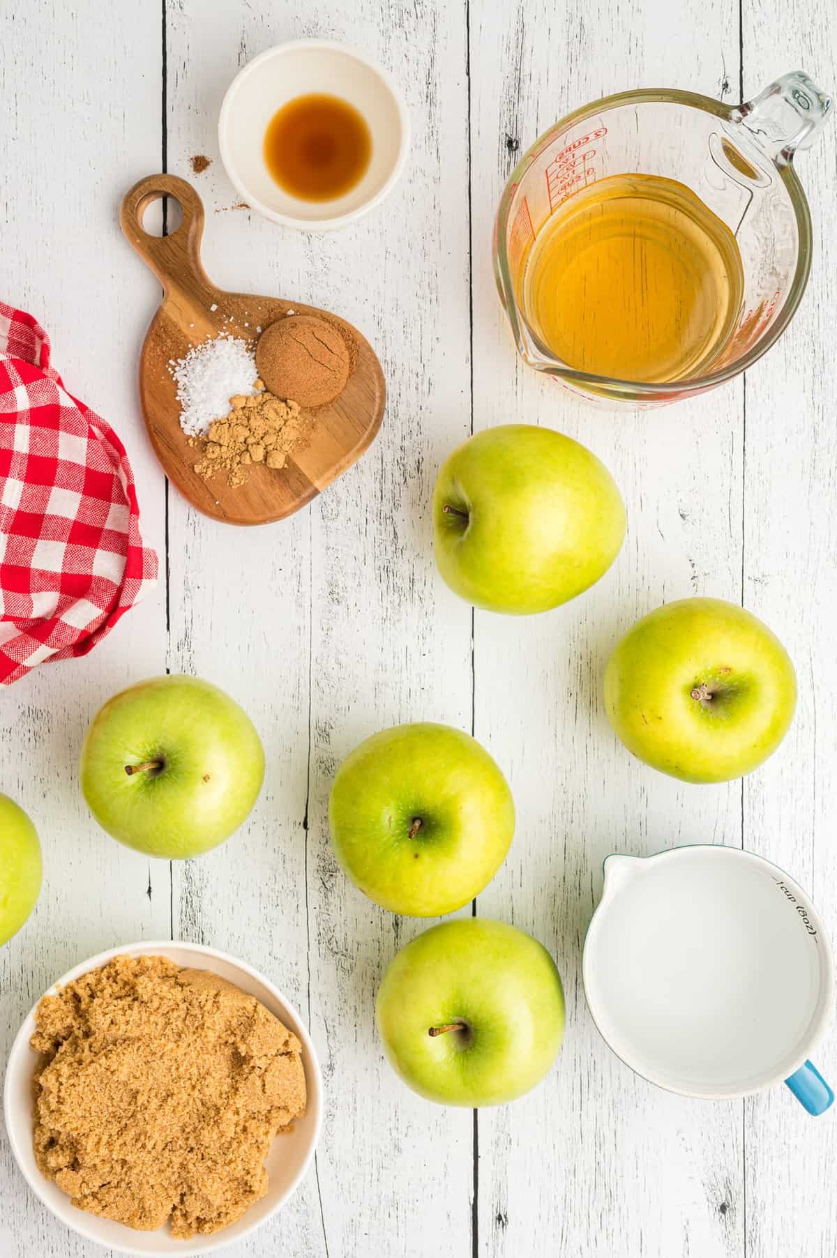 Ingredientes necessários incluindo maçãs Granny Smith.