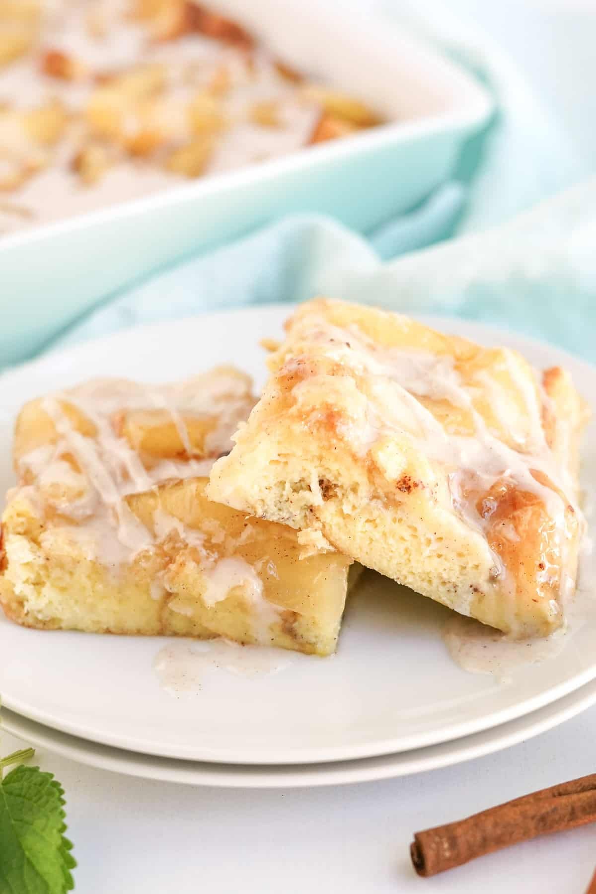 Duas fatias de casserole de torrada francesa em um prato branco.
