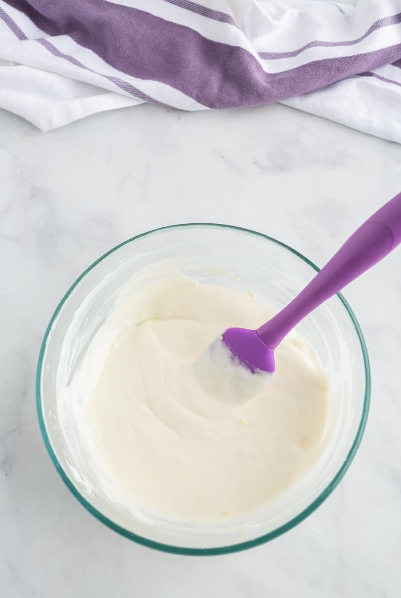 Cobertura em uma tigela de vidro.