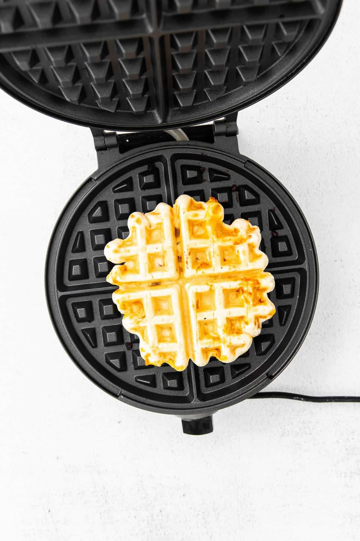 Waffle na máquina de waffle.