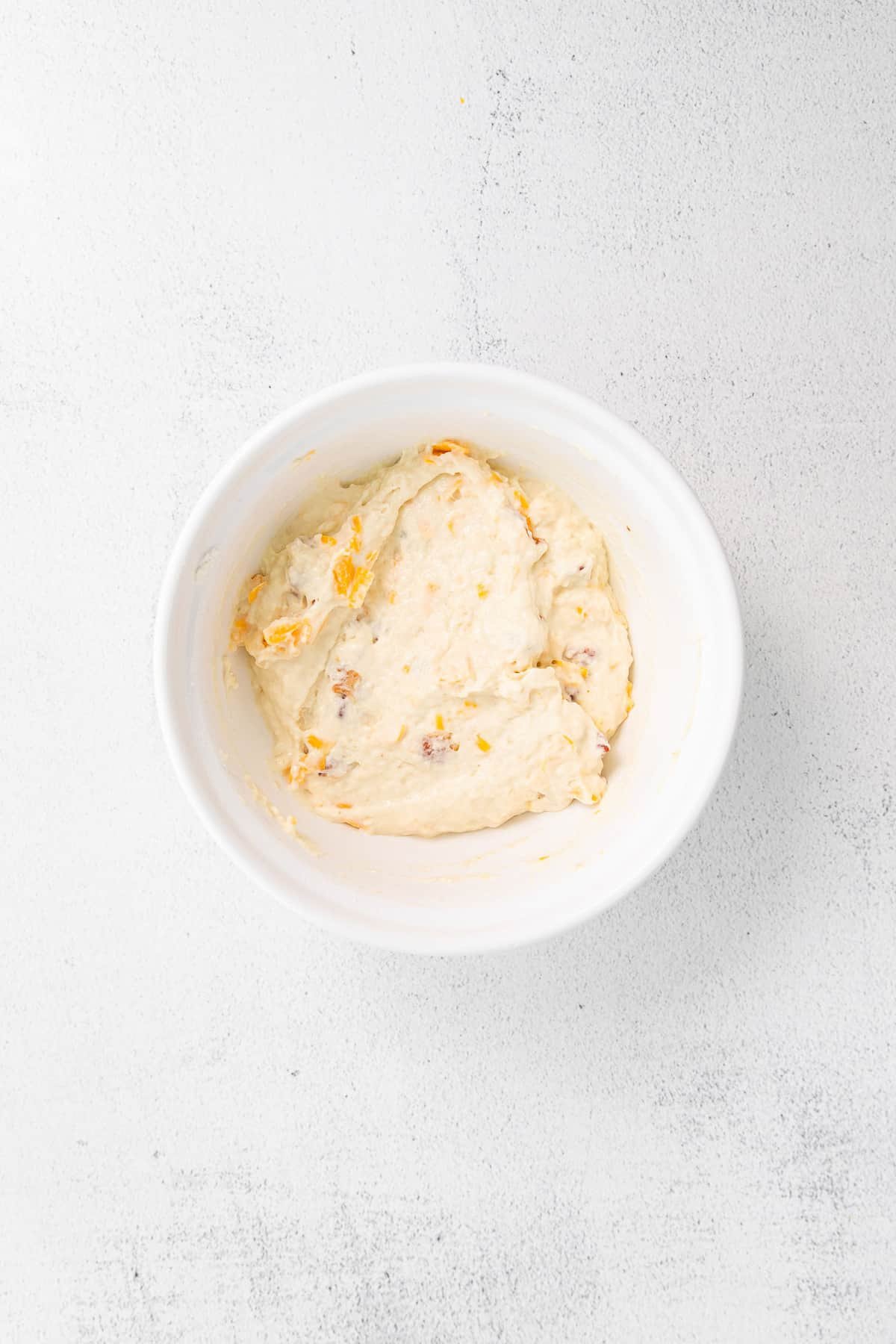 Massa de waffle em uma tigela.