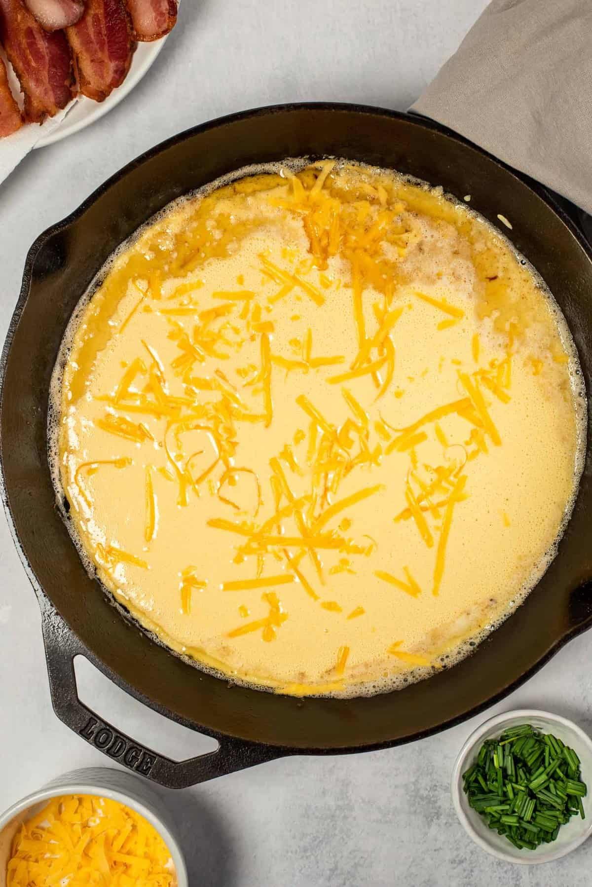 Panqueca holandesa crua com queijo cheddar.