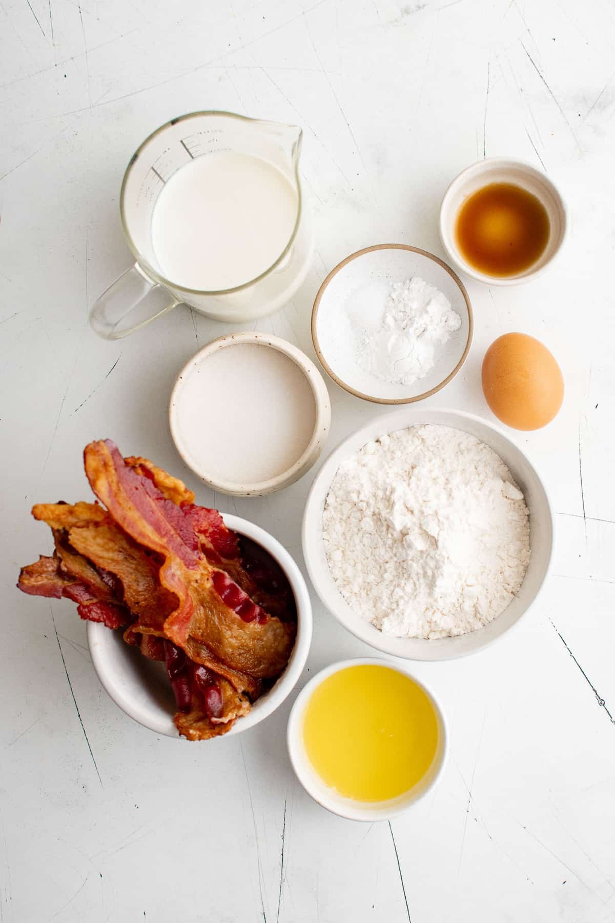 Vista superior dos ingredientes necessários, incluindo bacon crocante.