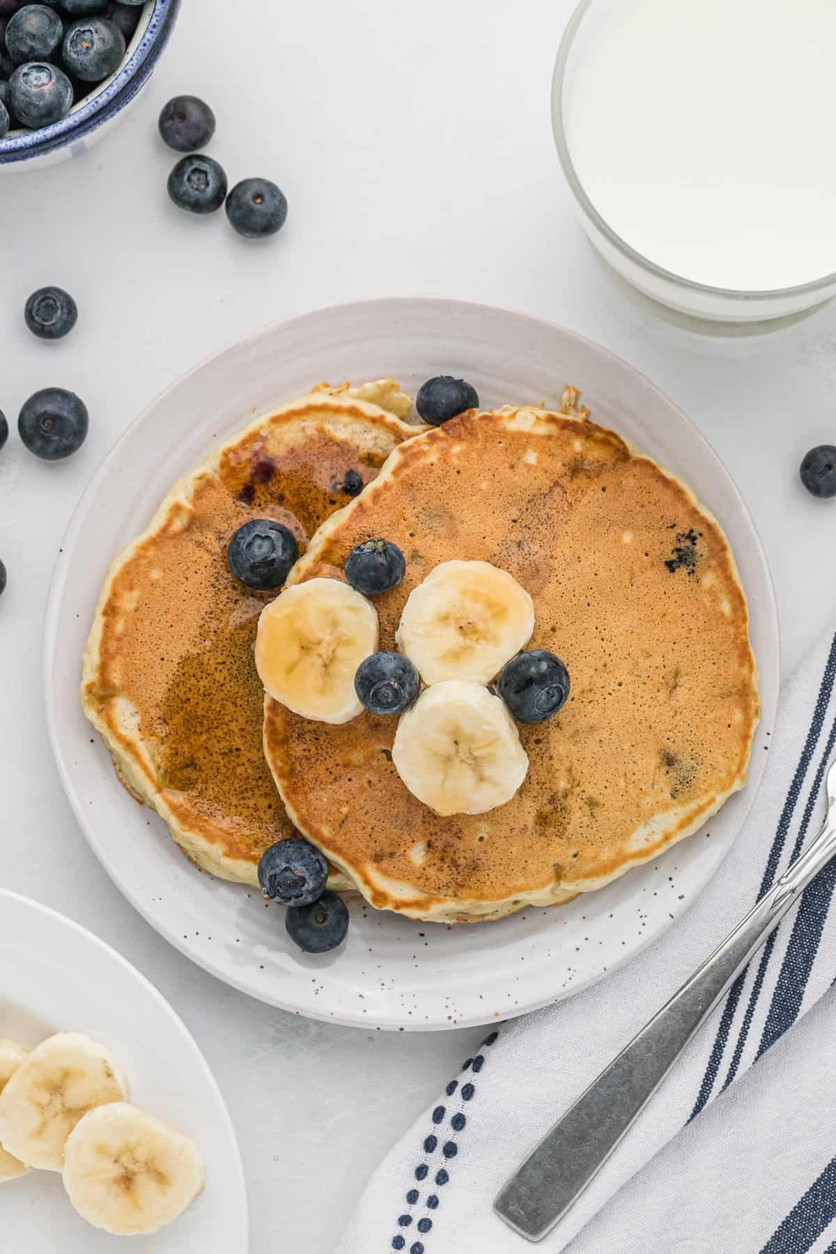 Panquecas com bananas e mirtilos.