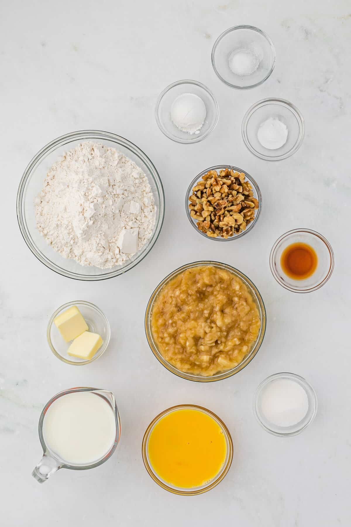 Ingredientes necessários, incluindo bananas e nozes.