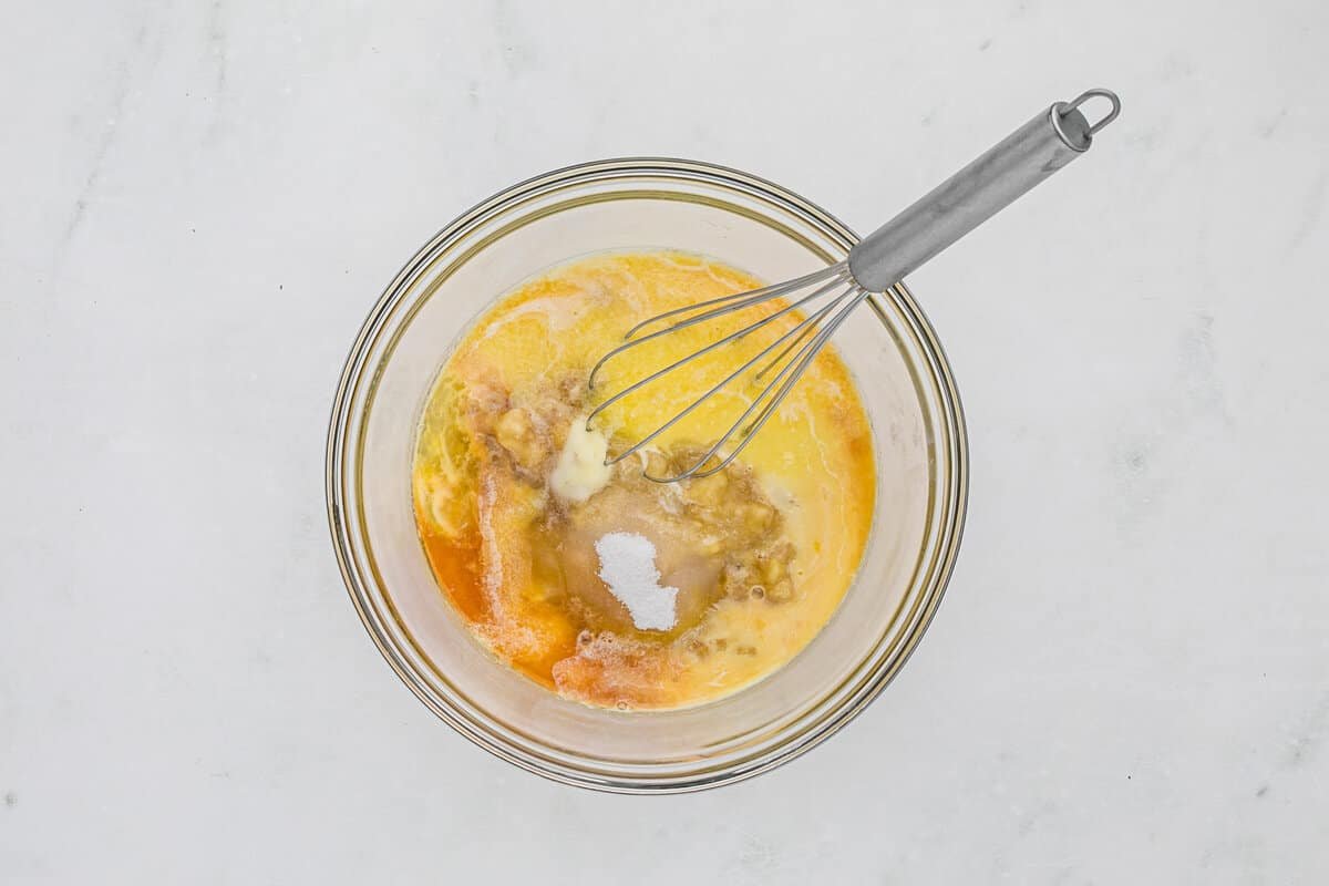 Ingredientes líquidos sendo misturados.