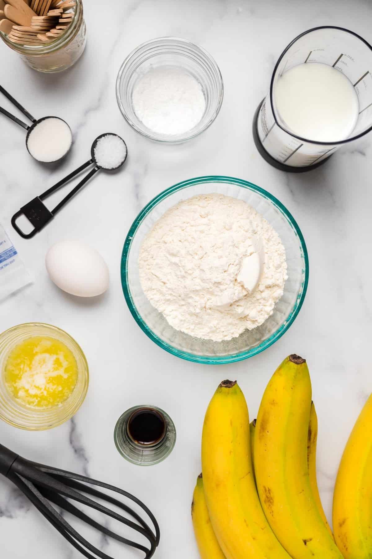 Visão aérea dos ingredientes necessários para a receita, incluindo bananas..