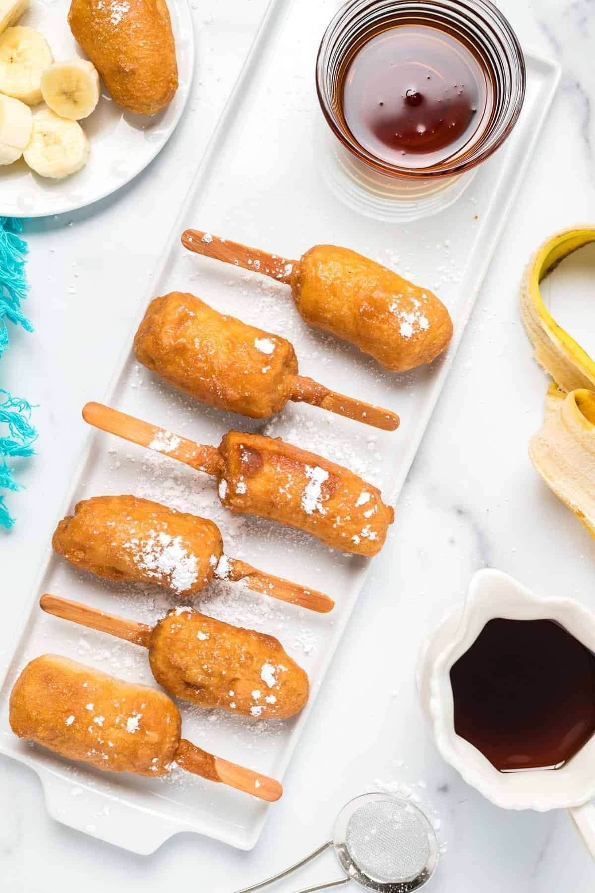 Prato retangular grande com panquecas de banana.