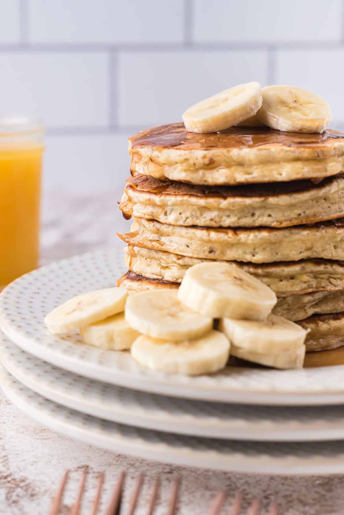Pilha de panquecas com bananas.