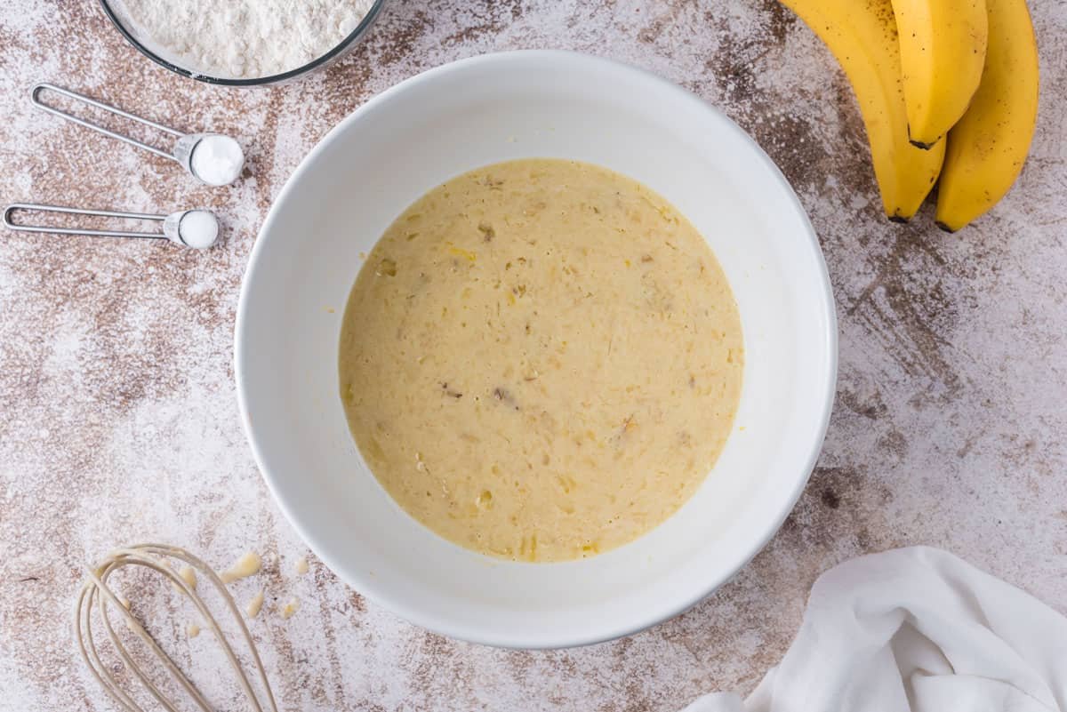 Ingredientes molhados misturados em uma tigela branca.