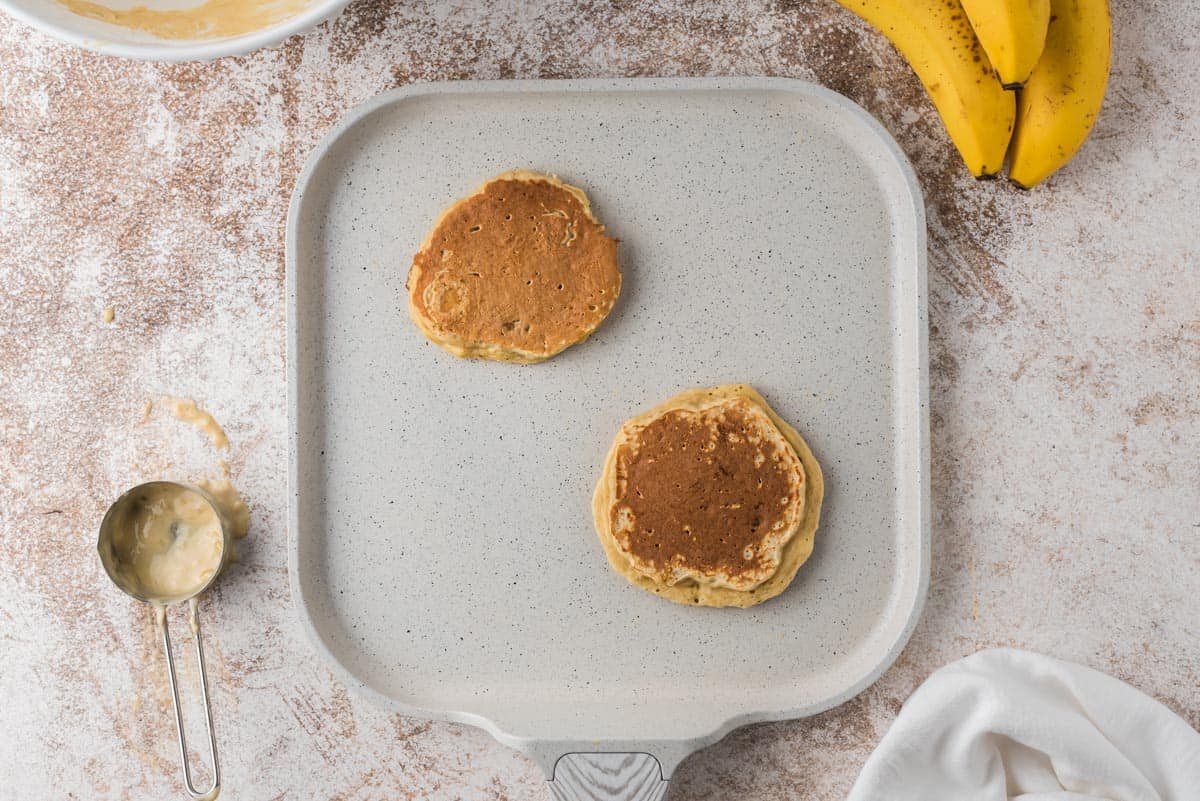 Panquecas cozidas em uma frigideira.