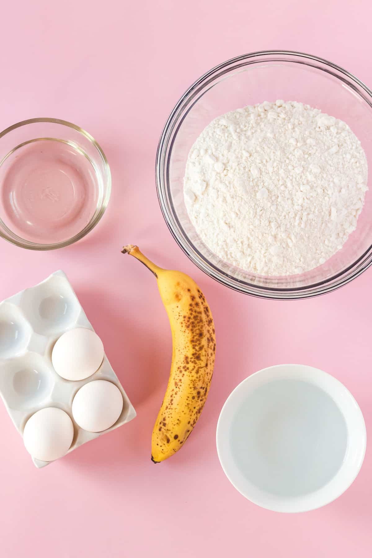 Visão aérea dos ingredientes necessários para a receita, incluindo uma banana.