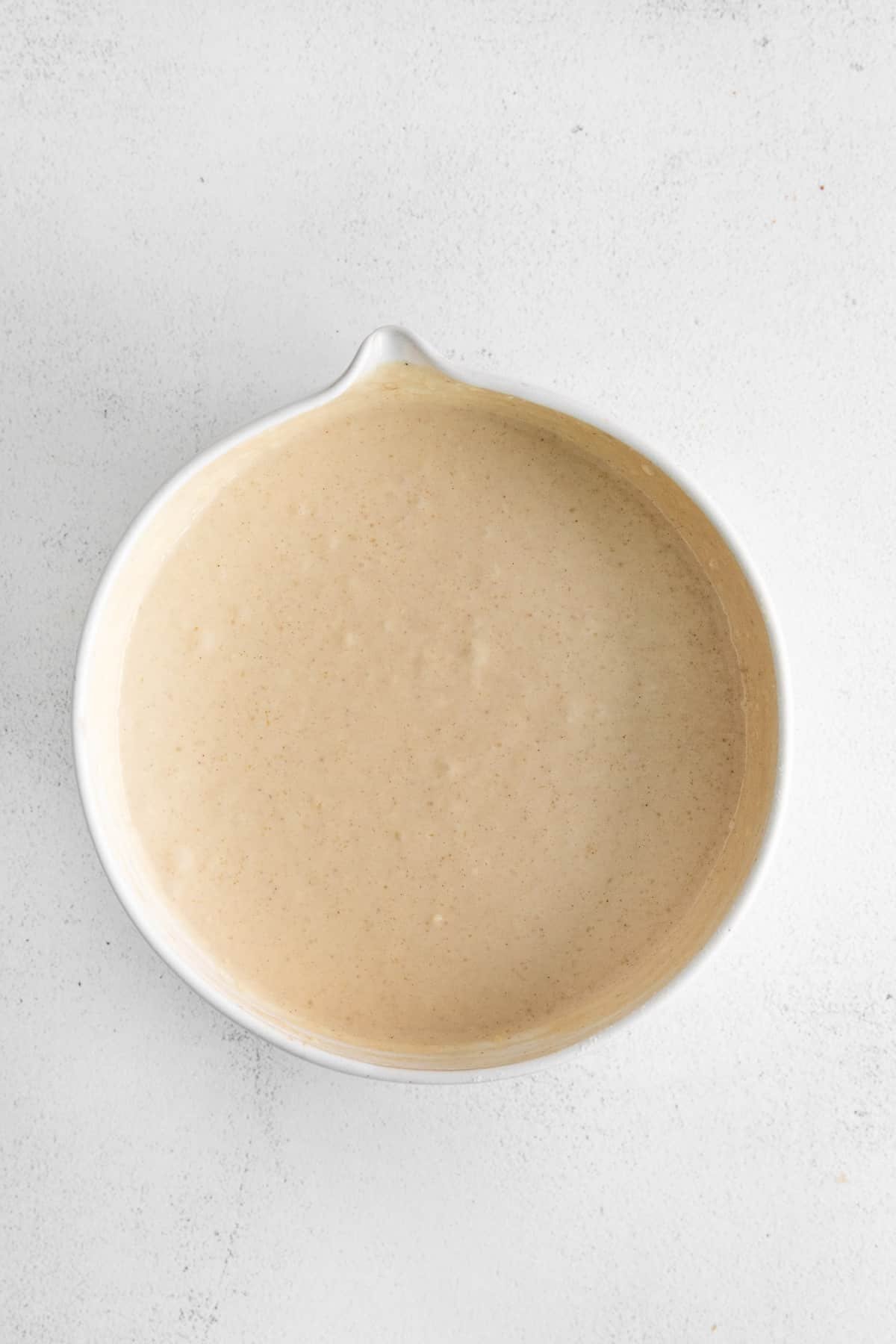 Massa de waffle em uma tigela de massa.