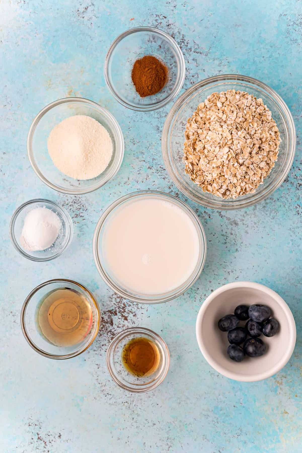 Vista aérea dos ingredientes necessários, em um fundo azul.