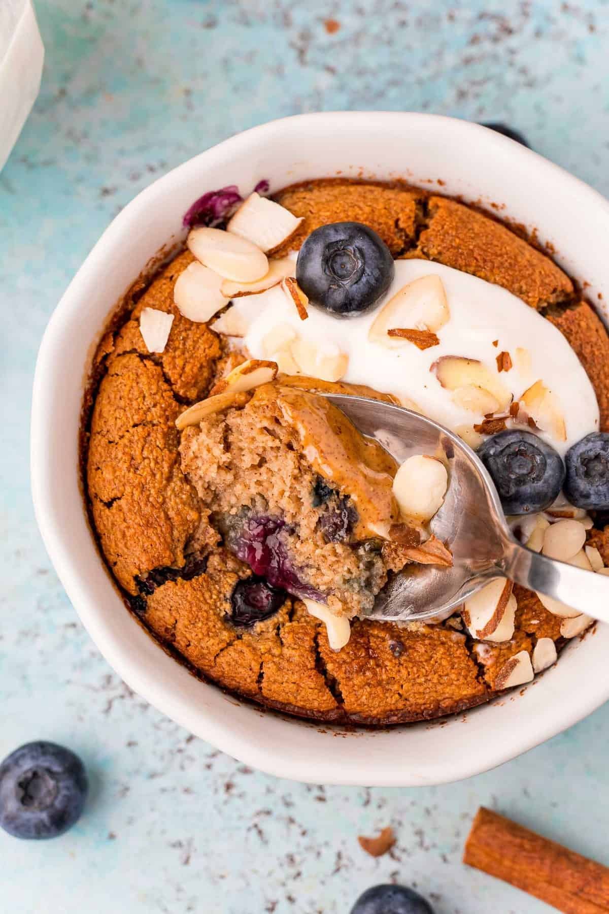 Aveia assada com mirtilos em uma colher para mostrar a textura.
