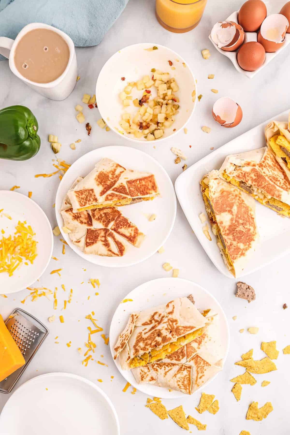 Vista superior de crunchwraps feitos com ingredientes de café da manhã.