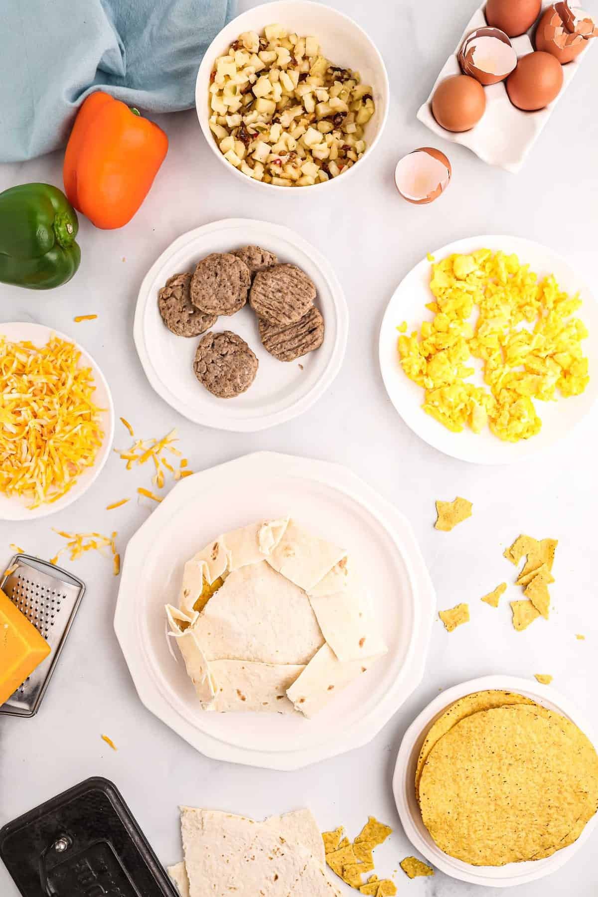 Crunchwrap cru, rodeado por ingredientes, incluindo ovos, salsichas, batatas fritas.