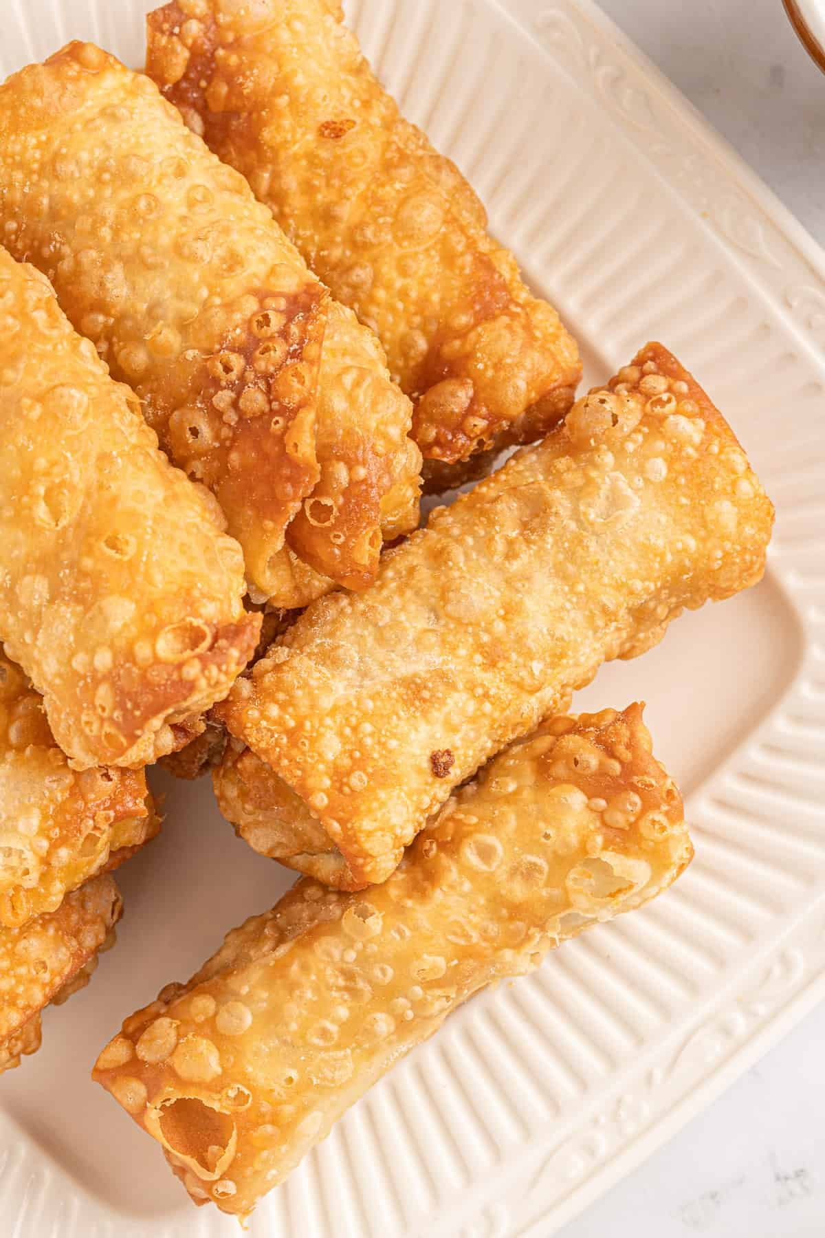 Pilha de rolos de ovo de pequeno-almoço num prato.