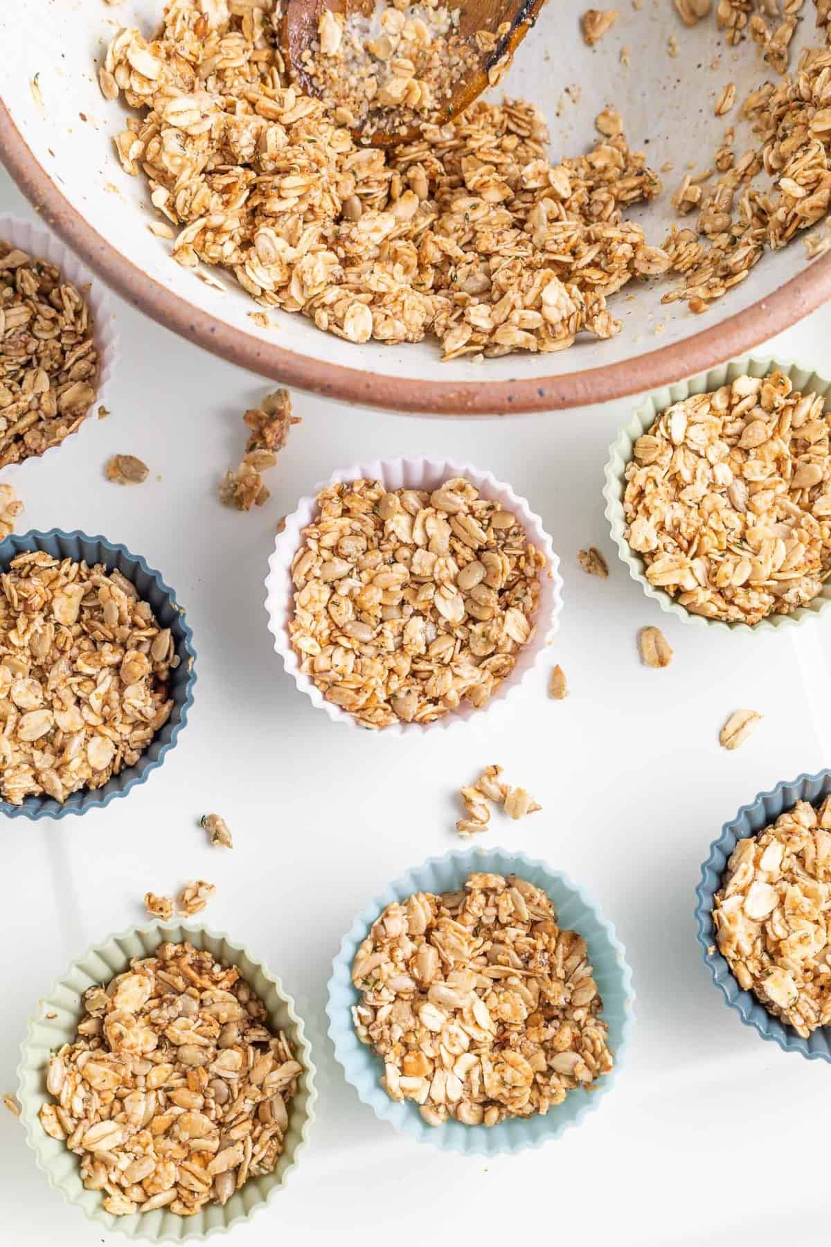 Mistura de aveia pressionada em copos.