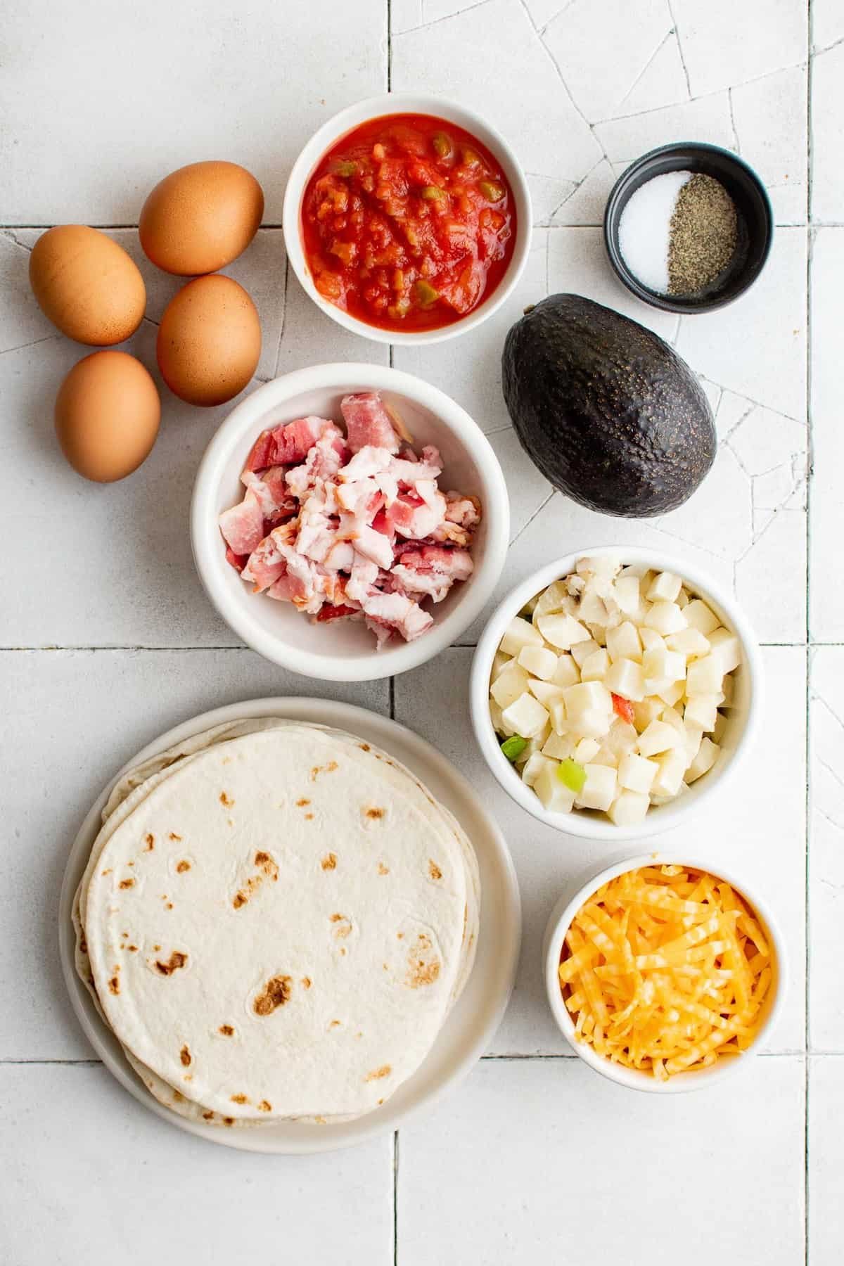 Ingredientes necessários incluindo bacon, queijo, ovos.