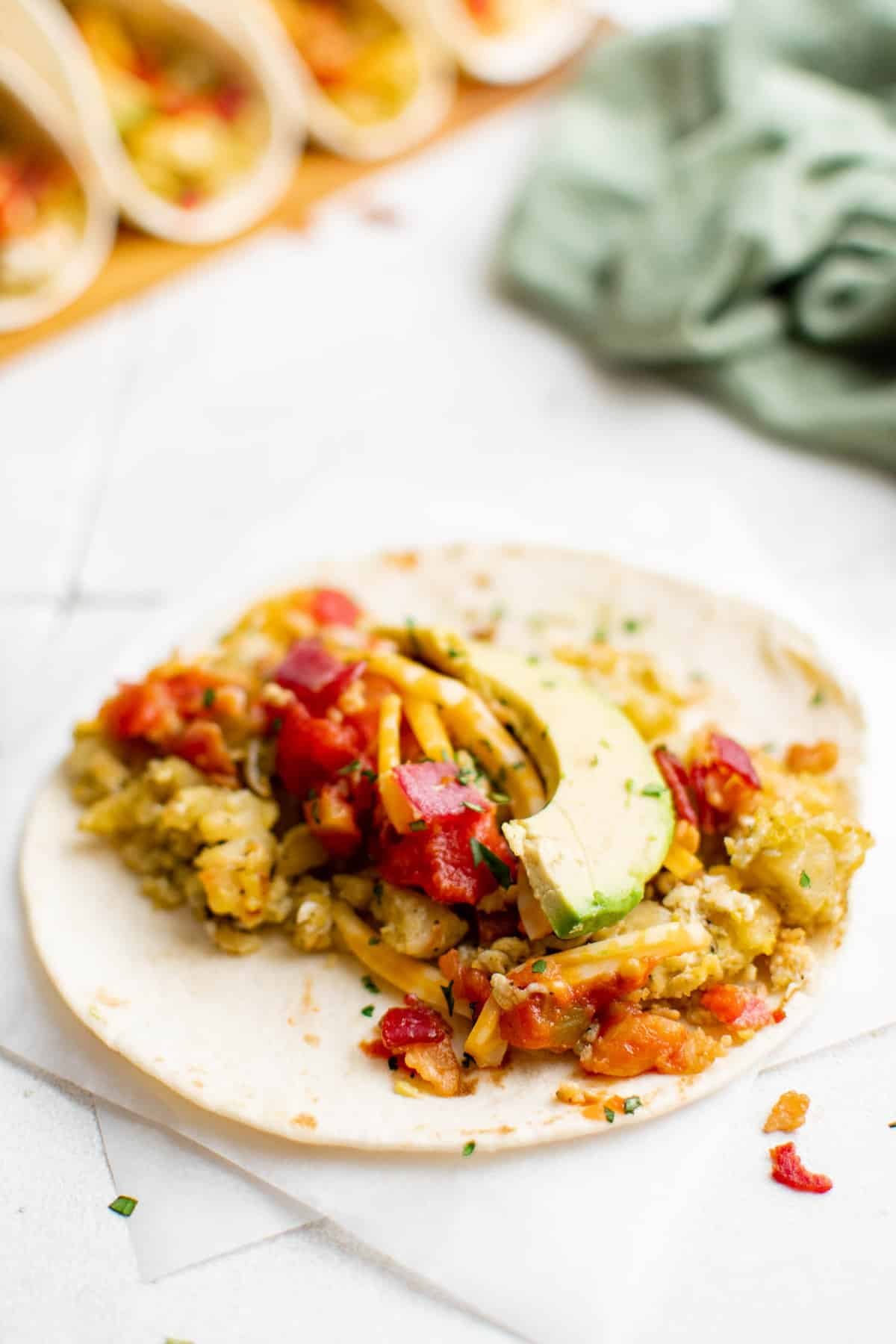 Taco de café da manhã, aberto para mostrar o recheio.