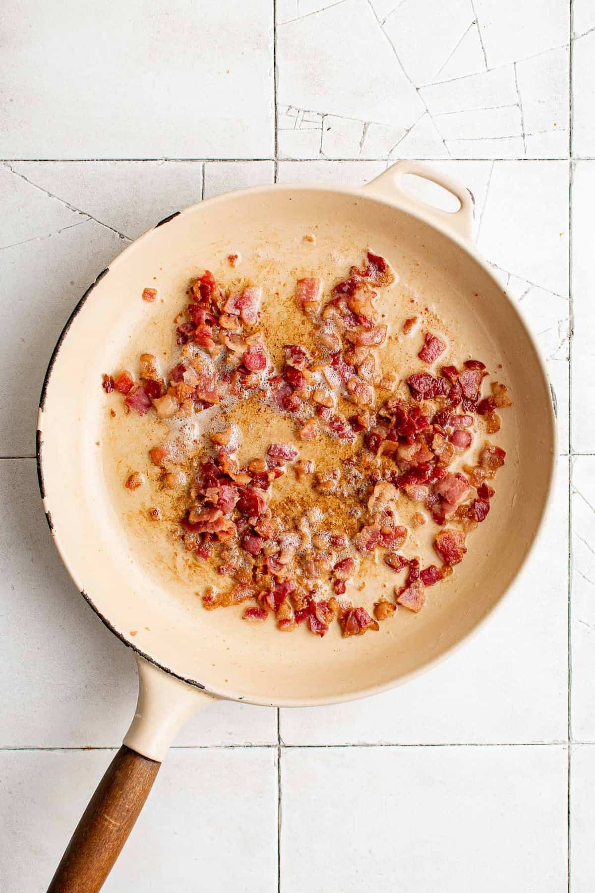 Bacon sendo cozido em uma frigideira.