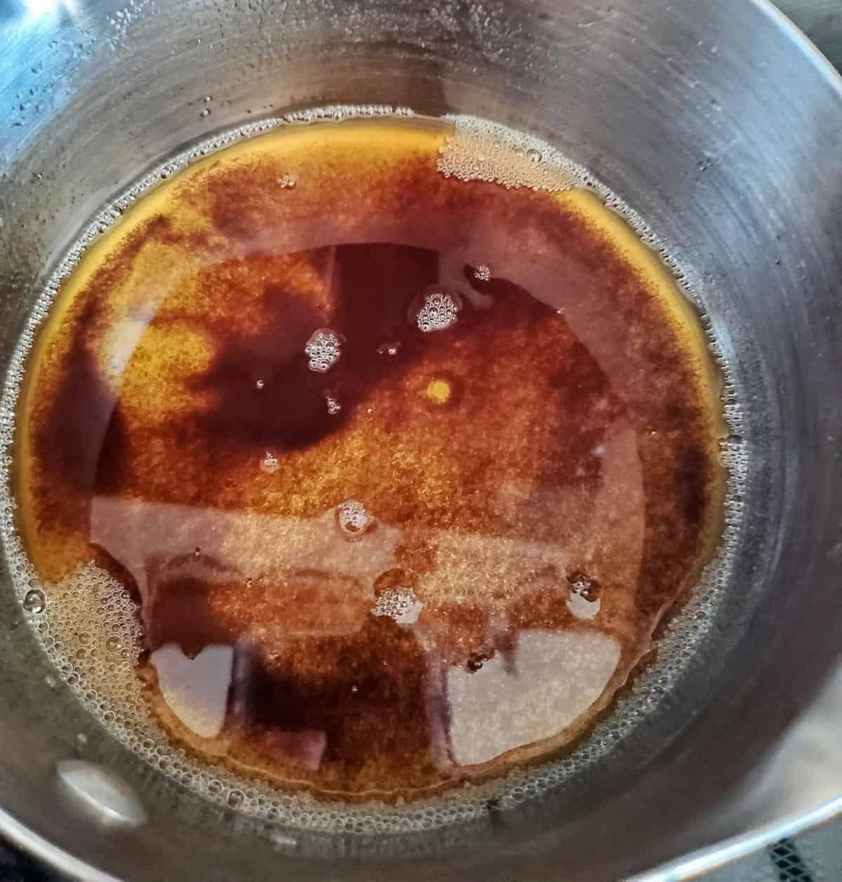 Manteiga marrom em uma tigela.