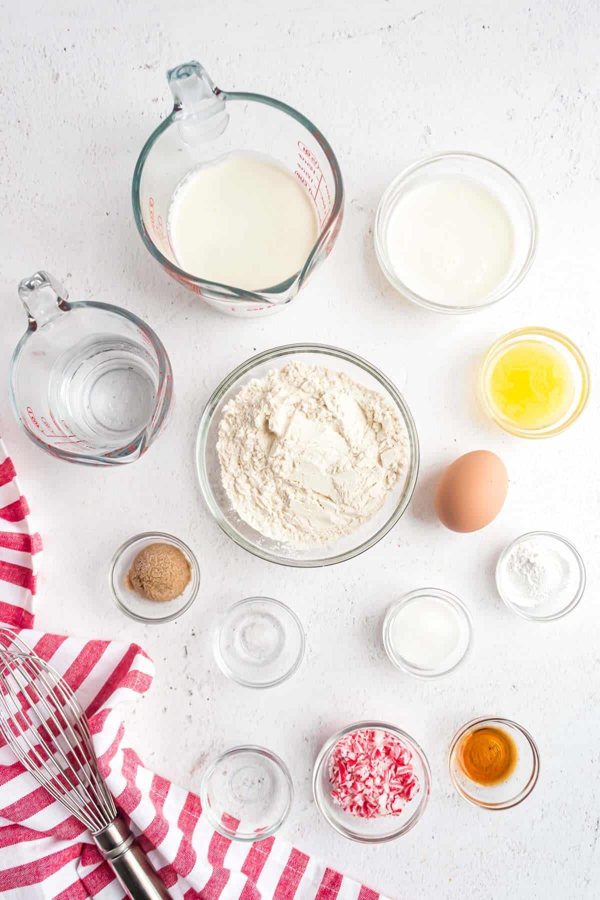 Ingredientes em tigelas pequenas separadas.