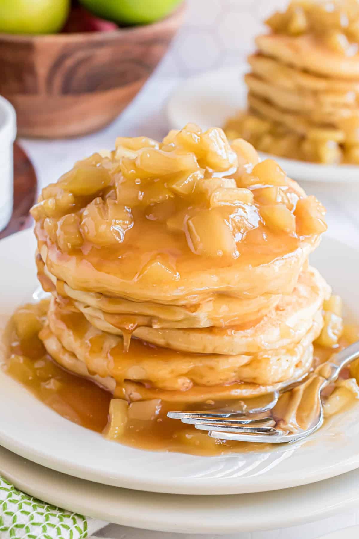 Panquecas de maçã caramelizadas com cobertura de maçã caramelizada.