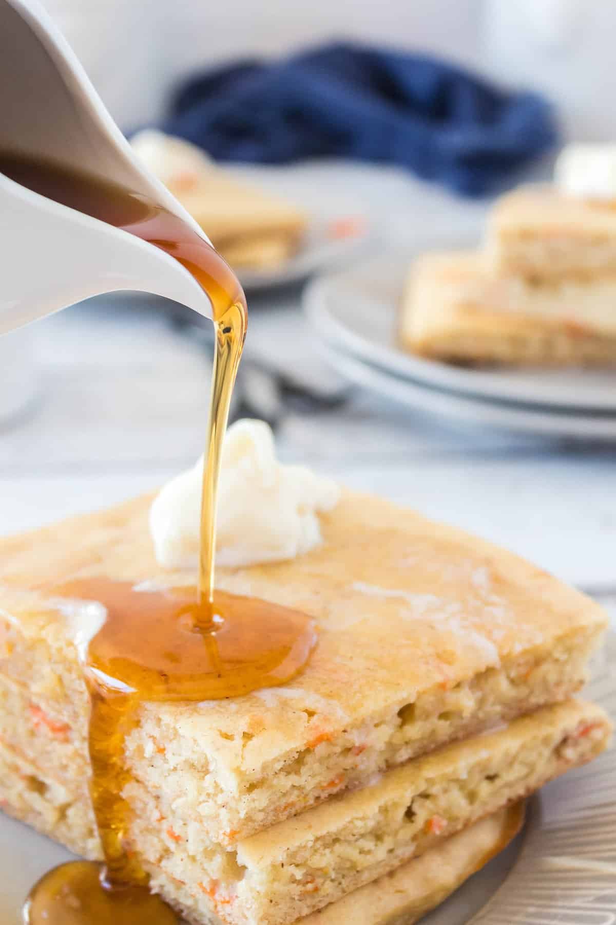 xarope sendo derramado em panquecas de cenoura