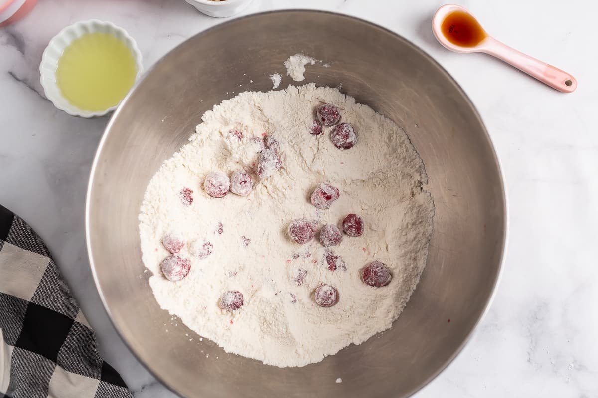 Cerejas misturadas com ingredientes secos.