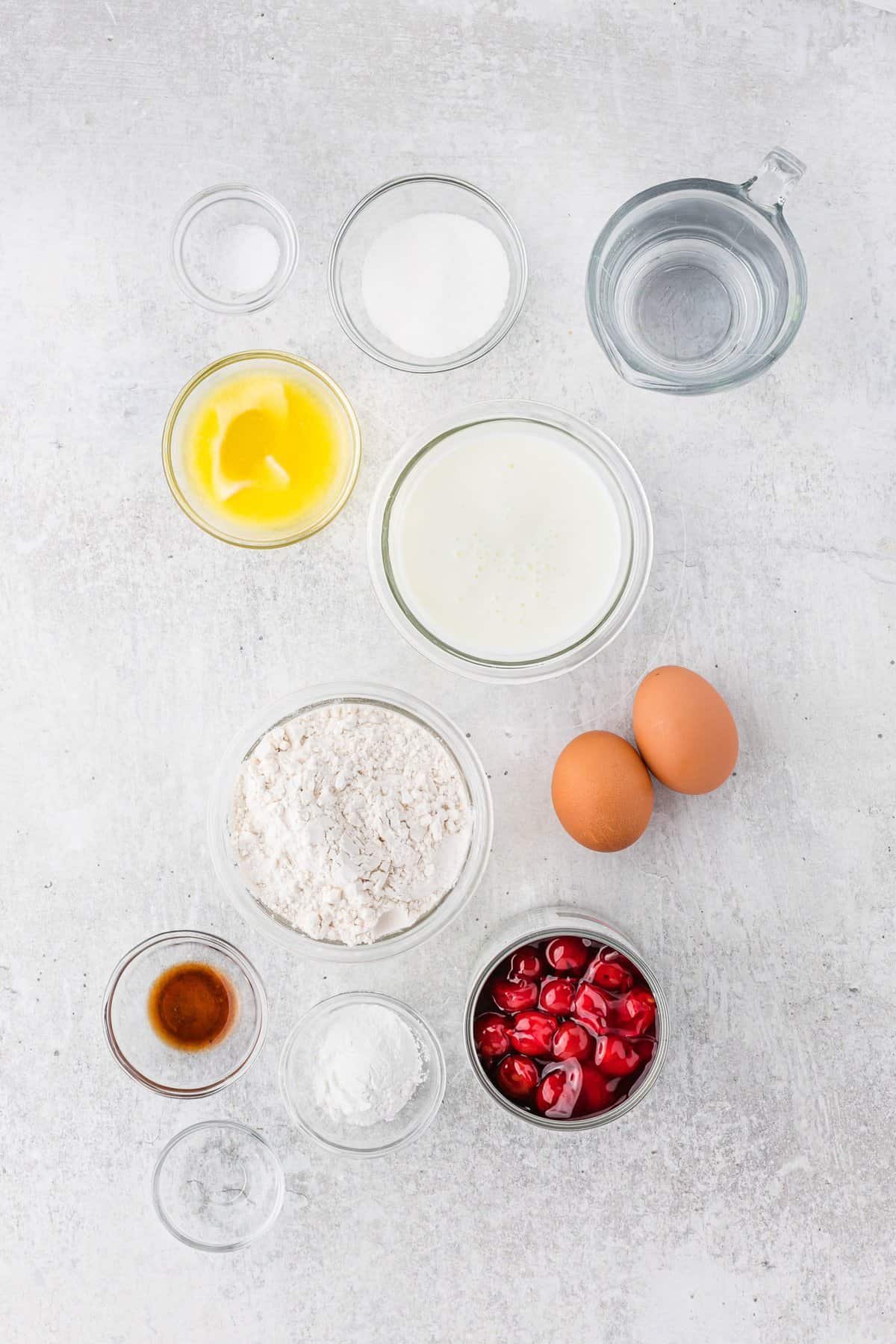 Ingredientes em tigelas separadas, incluindo recheio de torta de cereja.
