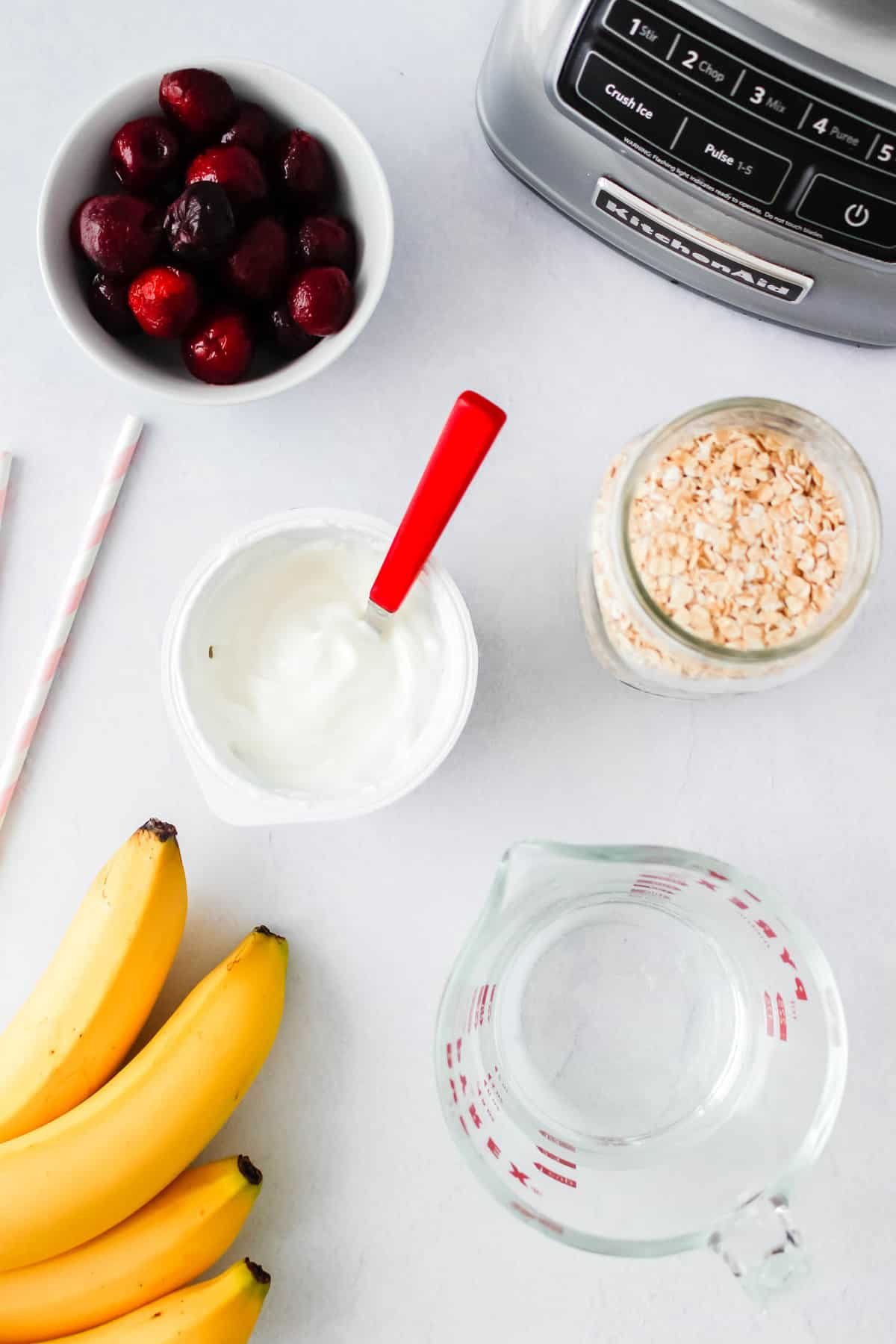 Visão aérea dos ingredientes necessários para fazer um smoothie.