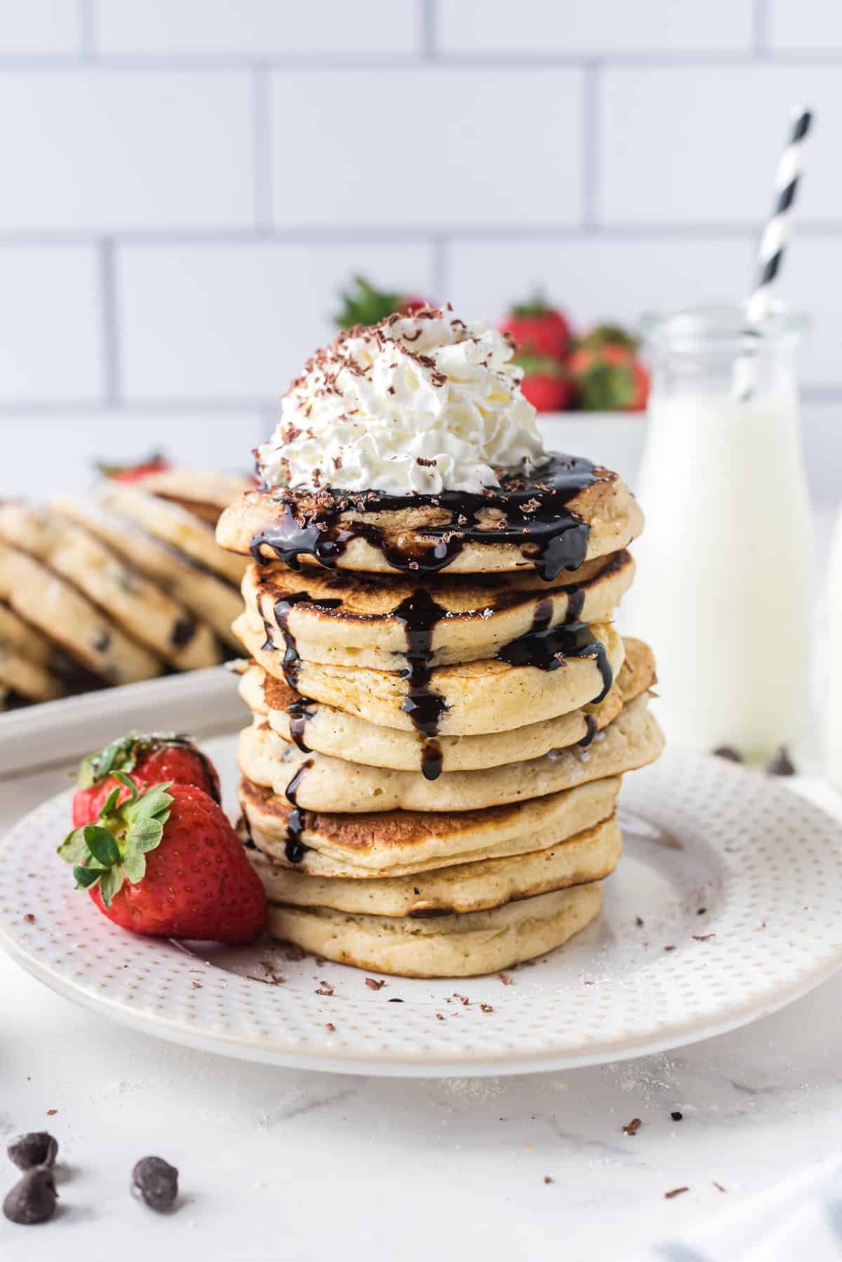 Pilha alta de panquecas com gotas de chocolate.