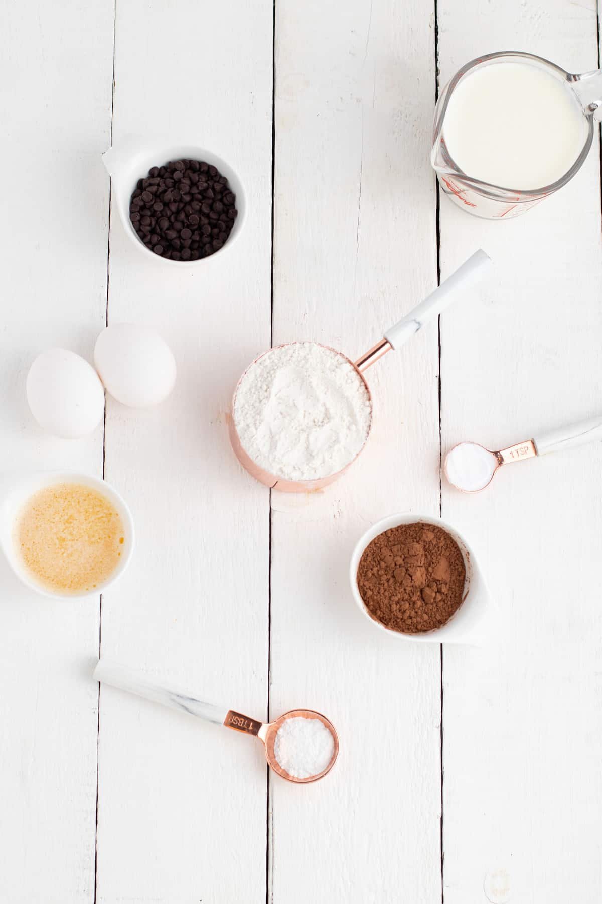 Visão aérea dos ingredientes de panqueca em pratos separados.