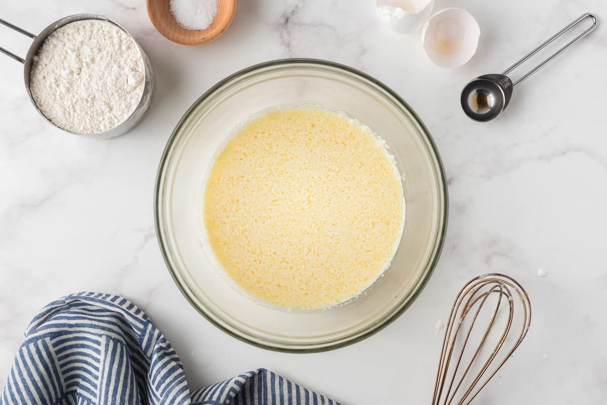 Ingredientes líquidos em uma tigela.