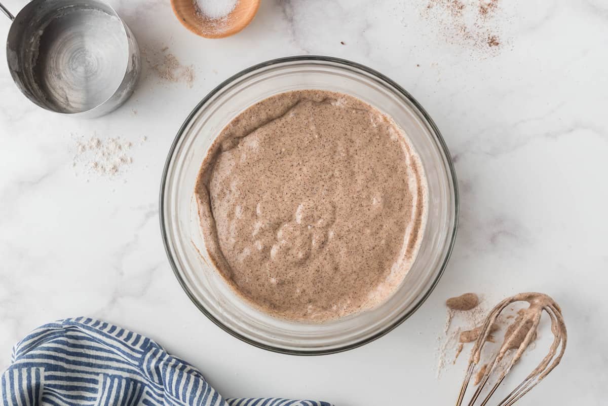 Massa de panqueca em uma tigela.