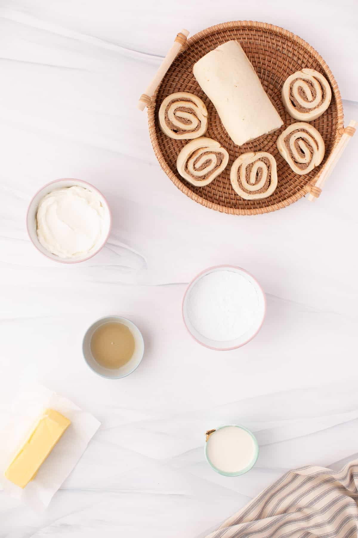 Ingredientes necessários incluindo rolos de canela não cozidos.