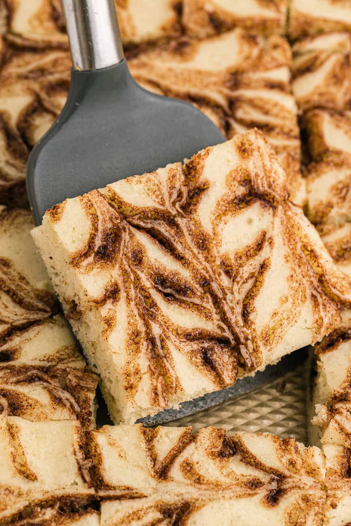 Panqueca de folha de canela sendo retirada.