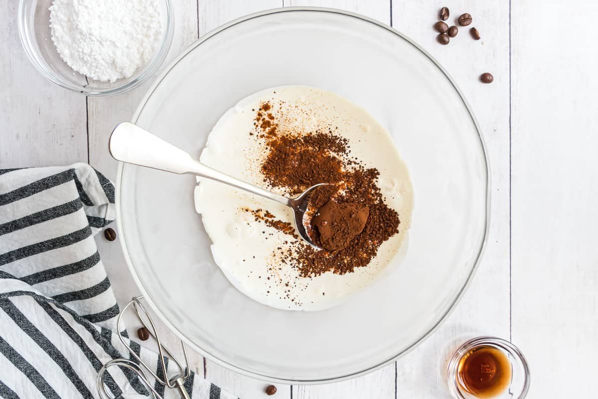 Pó de café expresso no creme de leite.