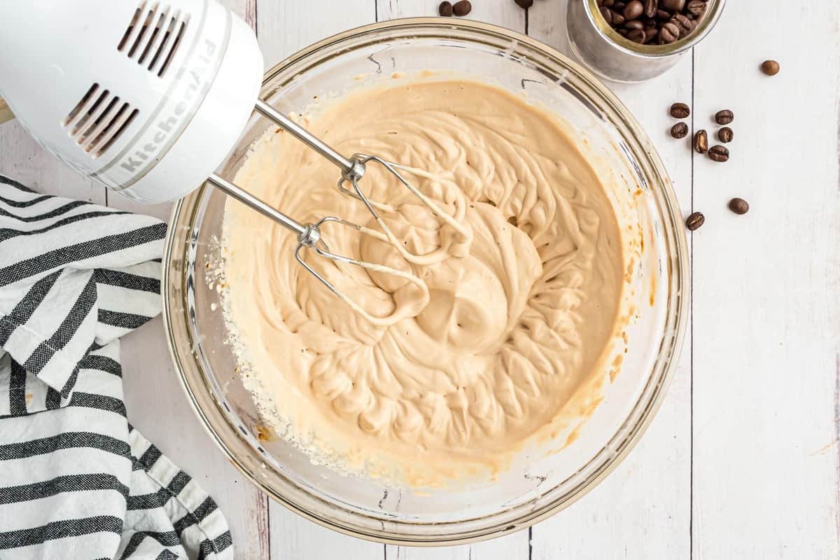 Creme batido em uma tigela de vidro.