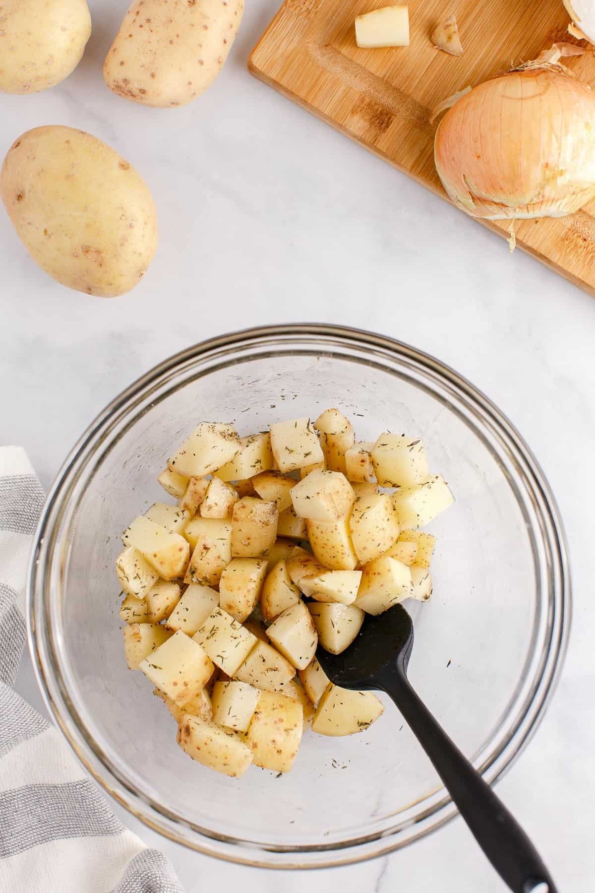 Batatas e temperos em uma tigela.